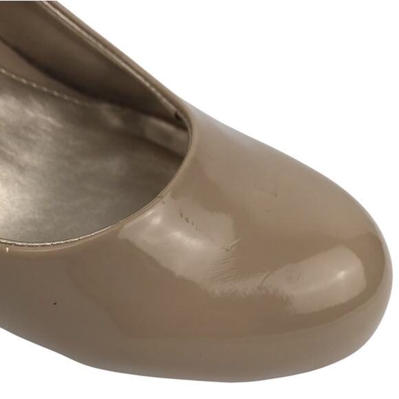 CL By Laundry Nima Wedge Pump Cream Nude Patent Faux Leather US 7W EU 37.5W Wide - Picture 5 of 15